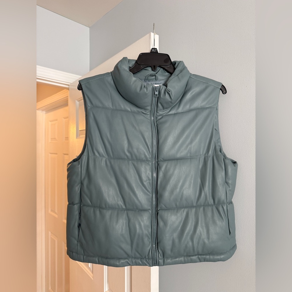 NWOT Avec Les Filles Puffer Vest Size Large